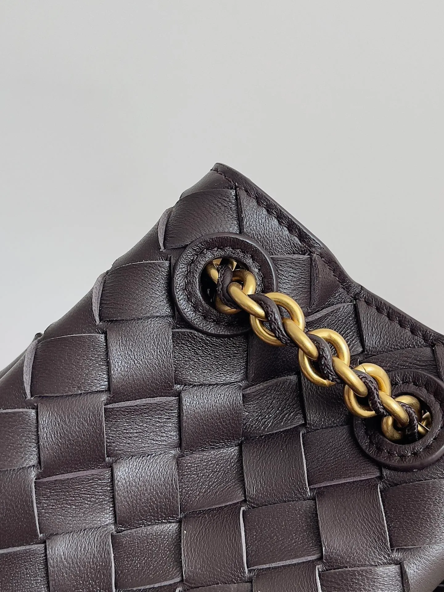 Batch 1860 BV’s new chain parachute bag is a new fashion star. I often hear that bags with metal chain straps are very heavy, but this new parachute bag is equipped with an extremely lightweight chain strap, which makes it light, comfortable and comfortable to carry. The actual effect of carrying it on the upper body is really charming! The classic lambskin braid and the Muse brass chain upgrade the entire bag to a new level. The opening of the bag has a magnetic buckle design, which is full of safety. I believe many friends have been waiting for it for a long time. The metallic chain adds more sophistication to the original softness and elegance. The collision of classic craftsmanship and decent and generous creates a different beauty! Style number: 817175 Size: 21*17*16.5cm